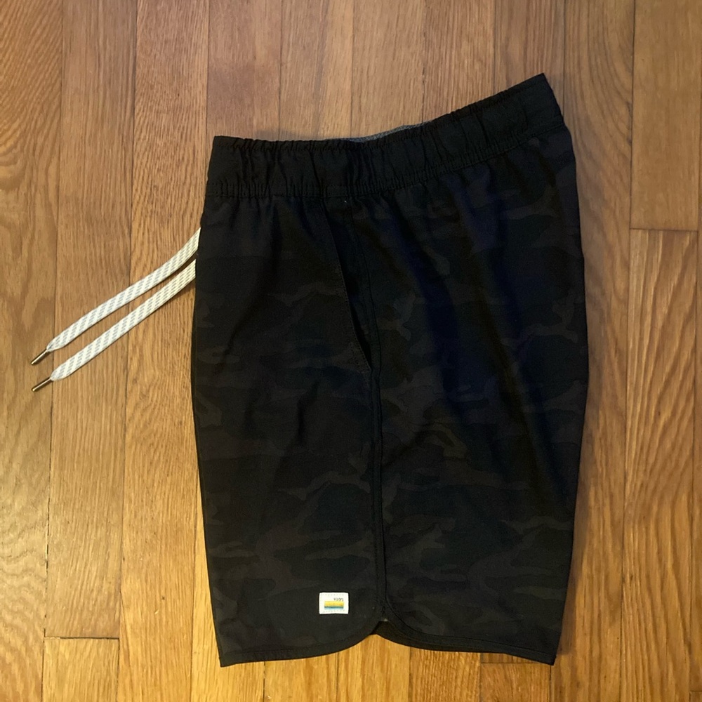Vuori Banks Shorts (XS) - Black Camo